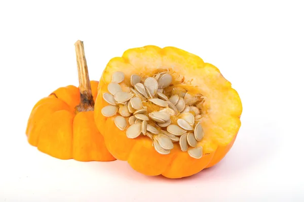 Calabaza recién cortada y semillas — Foto de Stock