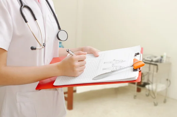 Médico feminino que escreve uma receita médica — Fotografia de Stock