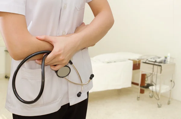 Portre genç kadın doktor stetoskop ayakta tutan t — Stok fotoğraf