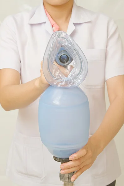 Mão do médico segura saco de respiração com máscara facial para ajudar o paciente — Fotografia de Stock