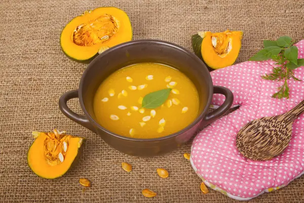 Sopa de abóbora em panela de barro com abóboras frescas — Fotografia de Stock