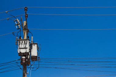 güç hattı kabloları üzerinde mavi gökyüzü ile elektrik mesaj