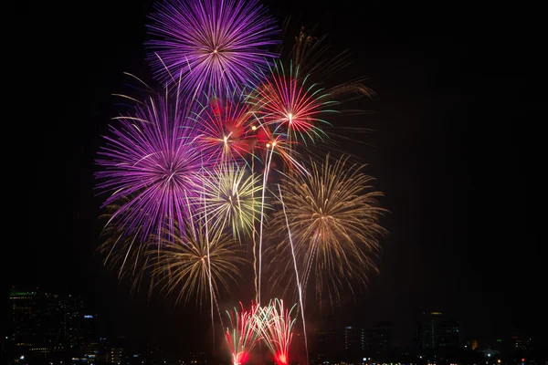 Fireworks light up the sky with dazzling display — Stock Photo, Image