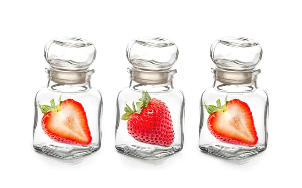 Erdbeere in der Glasflasche — Stockfoto
