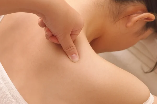 Closeup asian woman having deep massage on her shoulder in spa — Stock Photo, Image