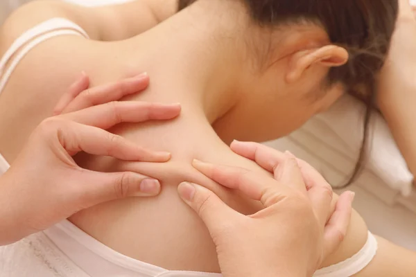 Closeup asian woman having deep massage on her back in spa — Stock Photo, Image