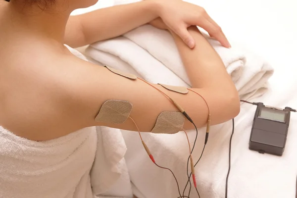 Asian woman is doing massage of electrical -stimulation ( TENs ) — Stock Photo, Image