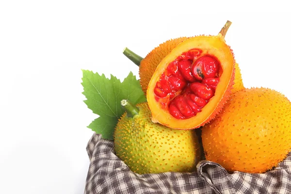 GAC frukt, Baby jackfrukter, taggig Bitter jättepumpa i trälåda — Stockfoto