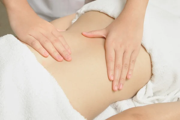 Massör tillämpa massagetekniker att koppla tillbaka muskler — Stockfoto