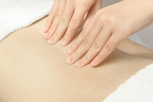 Massör tillämpa massagetekniker att koppla tillbaka muskler — Stockfoto