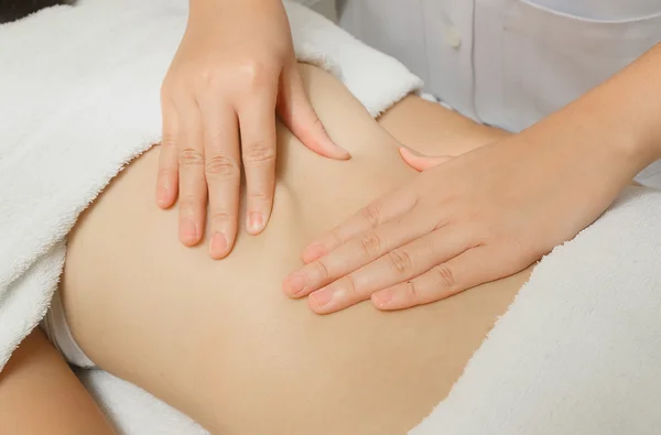 Vrouw met rug massage in de spa — Stockfoto