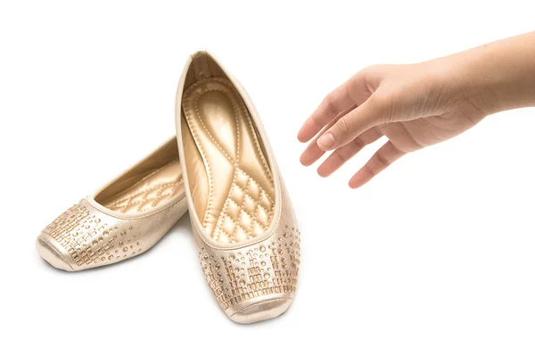 Frau hält ein Paar beige Damenschuhe in der Hand — Stockfoto