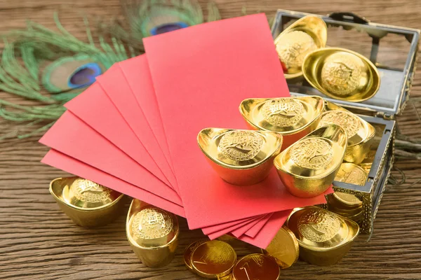 Chinese new year festival decorations, ang pow or red packet and — Stock Photo, Image