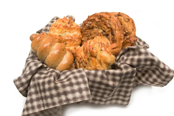 Різноманітність хліба в кошику — стокове фото
