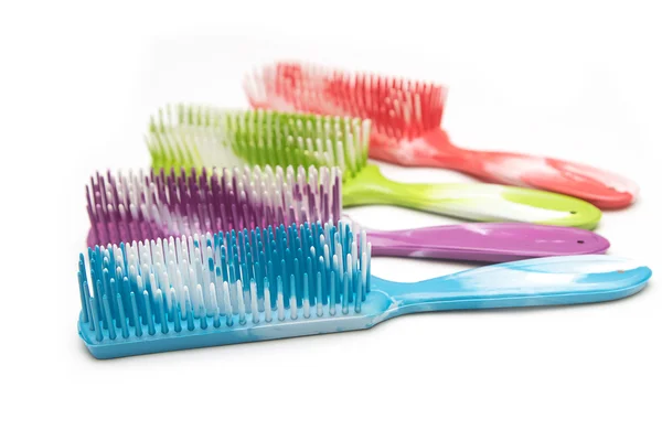 Escova de cabelo colorido isolado — Fotografia de Stock