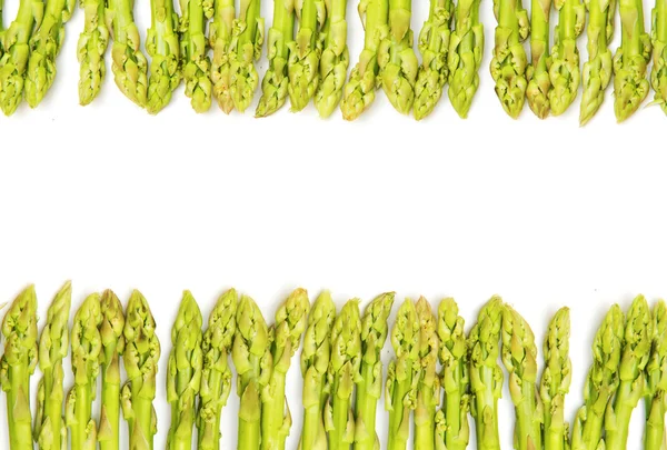 Zamknięty w górze zielone szparagi na białym tle — Zdjęcie stockowe