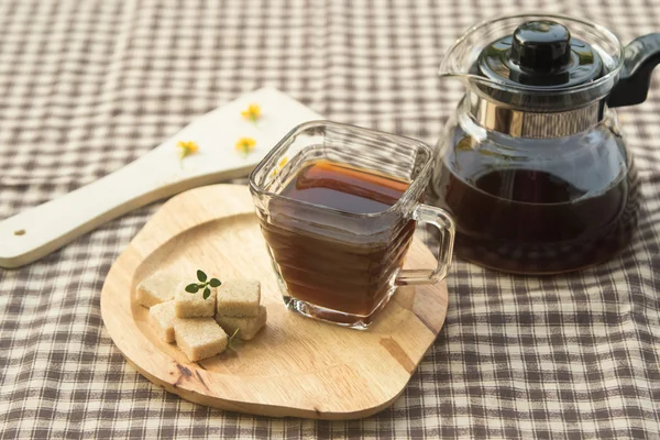 Kaffepaus, svart kaffe och socker kub — Stockfoto