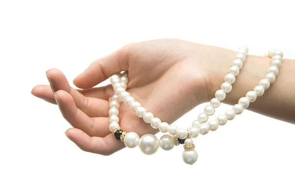 Belo colar de pérolas na mão da mulher — Fotografia de Stock