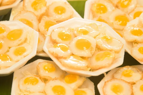 Postre estilo tailandés, huevos de codorniz lo puso en el mortero —  Fotos de Stock