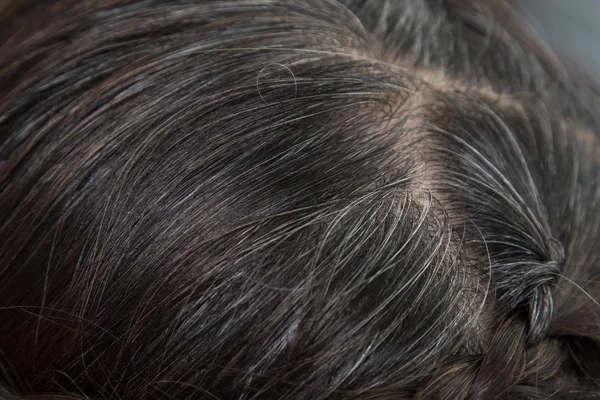 Aller gris, Gros plan cheveux gris et foncés racines — Photo