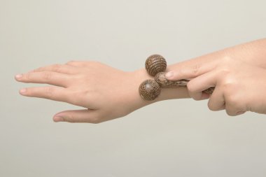 Kadın Refleksoloji thai masaj silindiri masaj aracı ile Başlarken