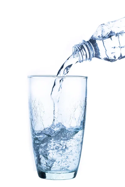 Gießen von Wasser in Glas auf weißem Hintergrund — Stockfoto