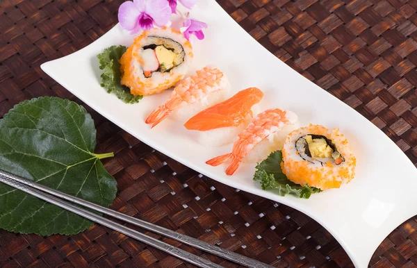 Ensemble japonais de sushis aux fruits de mer — Photo