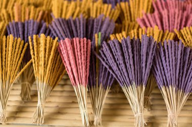 Aromatik tütsü sopa üzerinde güneşte kurutma