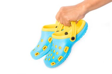 Beyaz arka plan üzerinde izole renkli Lastik Sandaletler