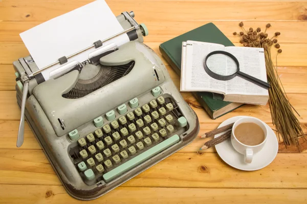 Gros plan d'une vieille machine à écrire avec du papier, style vintage — Photo