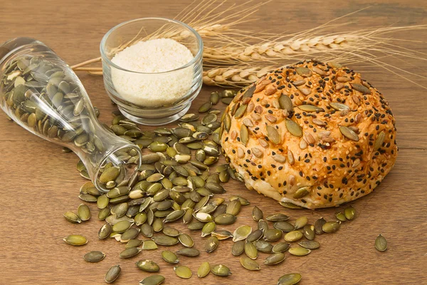 Hele tarwe brood met pompoenpitten — Stockfoto