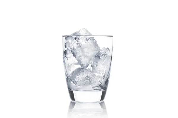 Glas mit Eiswürfeln auf weißem Hintergrund — Stockfoto