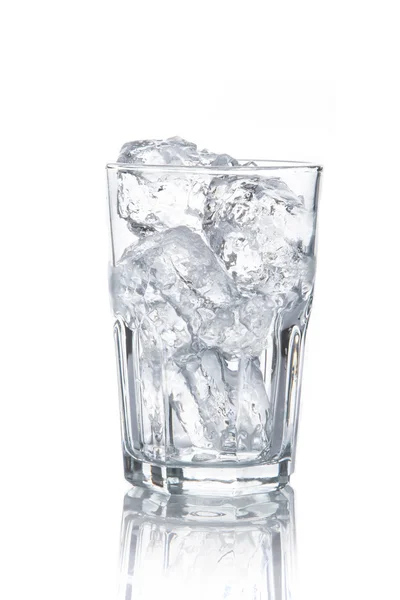 Glas mit Eiswürfeln auf weißem Hintergrund — Stockfoto