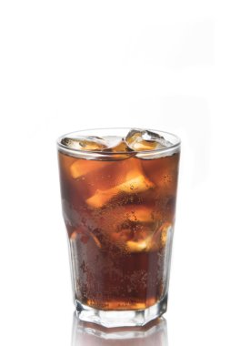 Buzlu bir bardak kola.