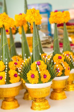 Yaprak yeşil muz ve çiçek törenle sunan pirinç