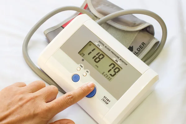 血圧を正常な血圧をチェック — ストック写真
