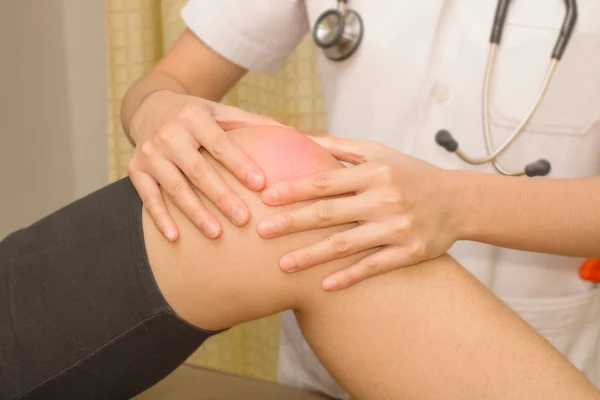 Physiotherapist examining and treament injured leg — Stock Photo, Image