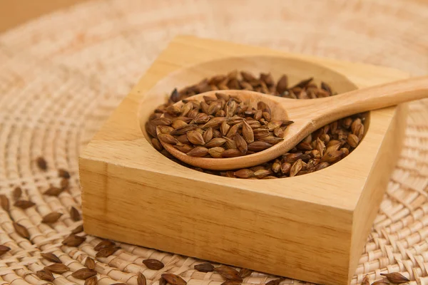 Primer plano Té de cebada en la cuchara de madera — Foto de Stock