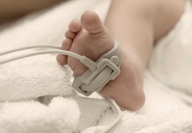 Nabız oksimetre sensör bir bebek ayak 