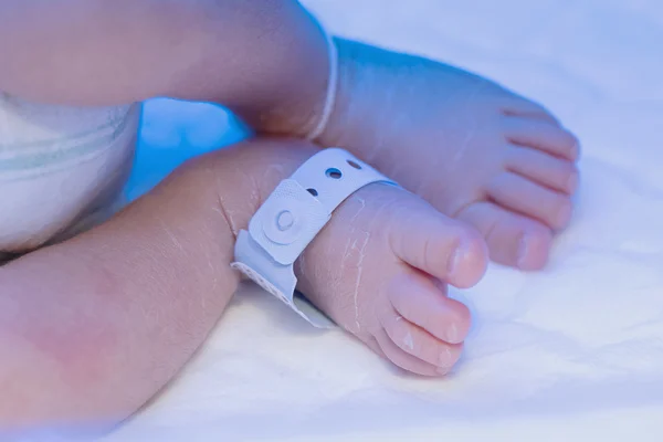 Pé de bebê recém-nascido com identificação nome da etiqueta hospitalar . — Fotografia de Stock