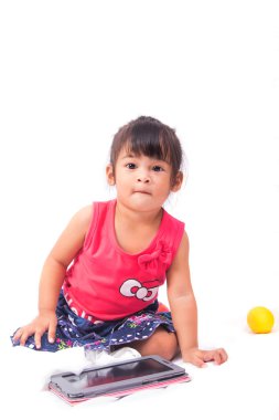 Asian kız beyaz arka plan üzerinde izole bir tablet PC'yi kullanma