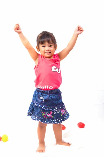 アジアの女の子は白い背景の上のおもちゃで遊ぶ — ストック写真