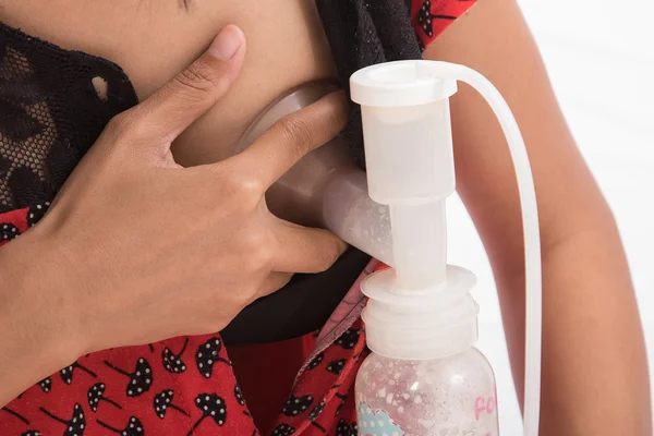 Matka čerpané mateřského mléka z prsu. — Stock fotografie
