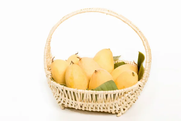 Ripe mangoes in basket — Stock Photo, Image