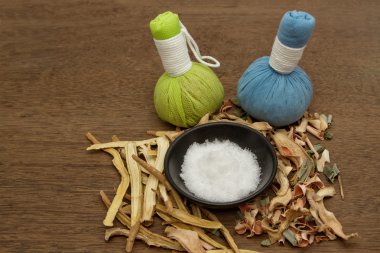 spa aroma tedavisi için bitkisel kompres topu