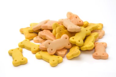 köpek bisküvileri beyaz zemin üzerine