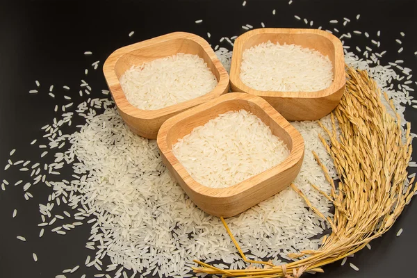 Riso biologico al gelsomino in ciotola di legno su fondo bianco — Foto Stock