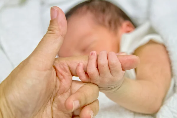 Hands of mother and baby ,touch of love — Stock Photo, Image