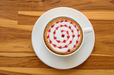 cappuccino veya sütlü kahve kalp şekli ile