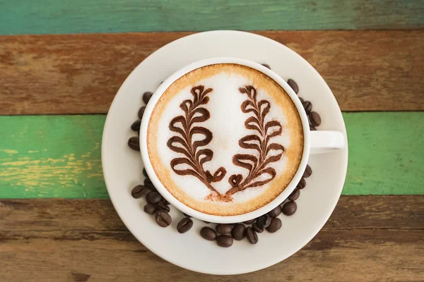 Latte Coffee art na mesa de madeira . — Fotografia de Stock